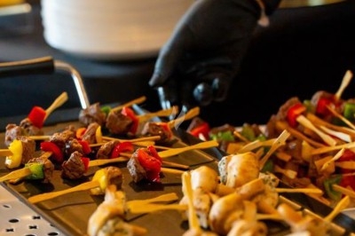 Assiettes garnies de viande rôtie, haricots verts, pommes de terre, carottes et décorations de tomates cerises et olives.