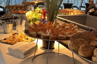 Assiettes garnies de viande rôtie, haricots verts, pommes de terre, carottes et décorations de tomates cerises et olives.