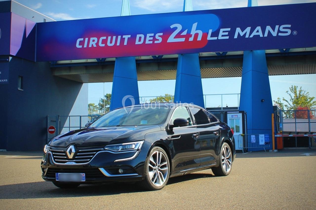 Voiture Renault noire stationnée devant l'entrée du circuit des 24 Heures du Mans.