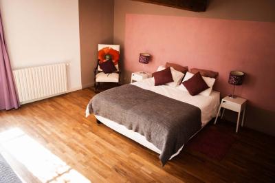 Salle de réception avec tables rondes dressées, décorées de fleurs, bougies et couverts élégants.