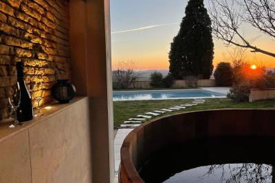 Salle de réception avec tables rondes dressées, décorées de fleurs, bougies et couverts élégants.