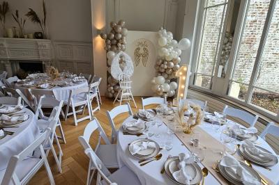 Salle de bain avec baignoire encastrée, douche à l'italienne, carrelage noir marbré et mosaïque dorée.