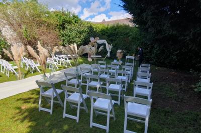 Salle de bain avec baignoire encastrée, douche à l'italienne, carrelage noir marbré et mosaïque dorée.