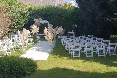 Salle de bain avec baignoire encastrée, douche à l'italienne, carrelage noir marbré et mosaïque dorée.