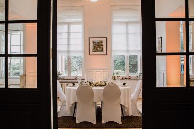 Salle de bain avec baignoire encastrée, douche à l'italienne, carrelage noir marbré et mosaïque dorée.