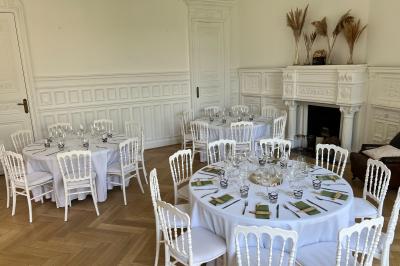Salle de bain avec baignoire encastrée, douche à l'italienne, carrelage noir marbré et mosaïque dorée.