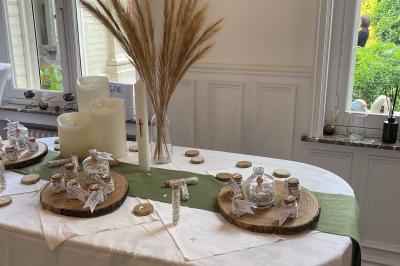 Salle de bain avec baignoire encastrée, douche à l'italienne, carrelage noir marbré et mosaïque dorée.