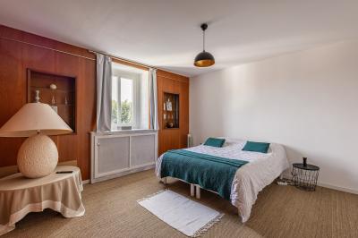 Douche moderne avec paroi en verre, entourée de carreaux dorés brillants formant un motif mosaïque.