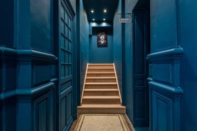 Douche moderne avec paroi en verre, entourée de carreaux dorés brillants formant un motif mosaïque.