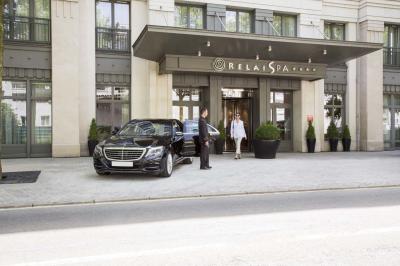 Salle de petit-déjeuner avec buffet varié, tables dressées, éclairage chaleureux et décor moderne en bois sombre.