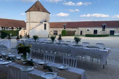 Deux verres de cocktail bleu posés sur le bord d'une piscine, avec une serviette blanche enroulée à côté.