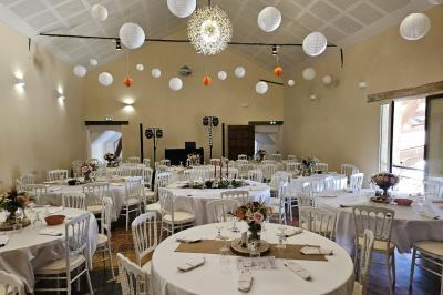 Deux verres de cocktail bleu posés sur le bord d'une piscine, avec une serviette blanche enroulée à côté.