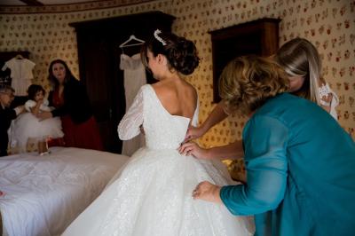 Deux verres de cocktail bleu posés sur le bord d'une piscine, avec une serviette blanche enroulée à côté.