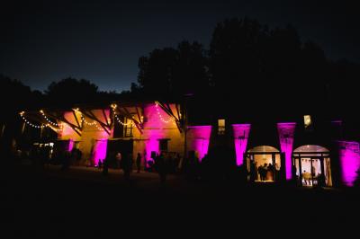 Deux verres de cocktail bleu posés sur le bord d'une piscine, avec une serviette blanche enroulée à côté.