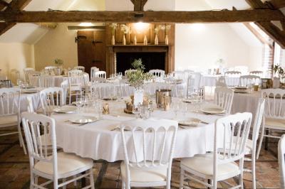 Deux verres de cocktail bleu posés sur le bord d'une piscine, avec une serviette blanche enroulée à côté.