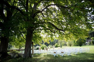 Deux verres de cocktail bleu posés sur le bord d'une piscine, avec une serviette blanche enroulée à côté.