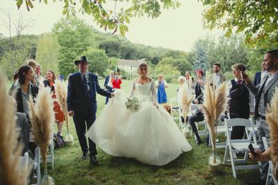 Deux verres de cocktail bleu posés sur le bord d'une piscine, avec une serviette blanche enroulée à côté.