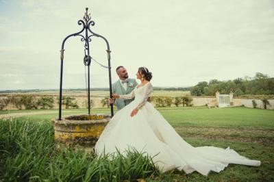 Deux verres de cocktail bleu posés sur le bord d'une piscine, avec une serviette blanche enroulée à côté.