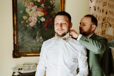 Deux verres de cocktail bleu posés sur le bord d'une piscine, avec une serviette blanche enroulée à côté.