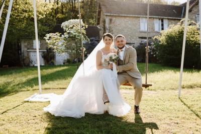 Deux verres de cocktail bleu posés sur le bord d'une piscine, avec une serviette blanche enroulée à côté.