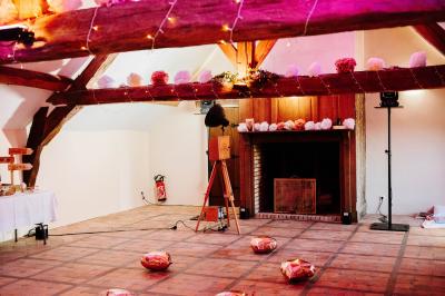 Deux verres de cocktail bleu posés sur le bord d'une piscine, avec une serviette blanche enroulée à côté.