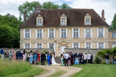 Deux verres de cocktail bleu posés sur le bord d'une piscine, avec une serviette blanche enroulée à côté.