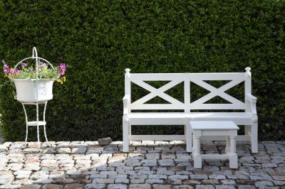Deux verres de cocktail bleu posés sur le bord d'une piscine, avec une serviette blanche enroulée à côté.