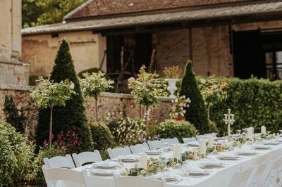 Deux verres de cocktail bleu posés sur le bord d'une piscine, avec une serviette blanche enroulée à côté.