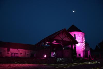 Deux verres de cocktail bleu posés sur le bord d'une piscine, avec une serviette blanche enroulée à côté.