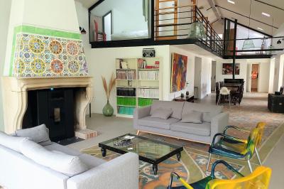 Deux verres de cocktail bleu posés sur le bord d'une piscine, avec une serviette blanche enroulée à côté.