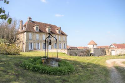 Deux verres de cocktail bleu posés sur le bord d'une piscine, avec une serviette blanche enroulée à côté.