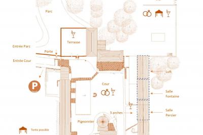 Deux verres de cocktail bleu posés sur le bord d'une piscine, avec une serviette blanche enroulée à côté.