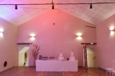 Deux verres de cocktail bleu posés sur le bord d'une piscine, avec une serviette blanche enroulée à côté.