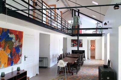 Deux verres de cocktail bleu posés sur le bord d'une piscine, avec une serviette blanche enroulée à côté.