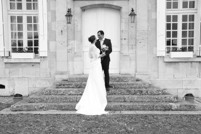 Deux verres de cocktail bleu posés sur le bord d'une piscine, avec une serviette blanche enroulée à côté.