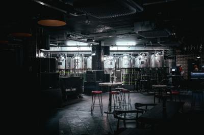 Tableau noir devant un établissement annonçant restauration, happy hour, musique live et club.