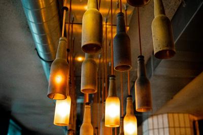 Tableau noir devant un établissement annonçant restauration, happy hour, musique live et club.