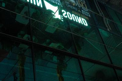 Tableau noir devant un établissement annonçant restauration, happy hour, musique live et club.