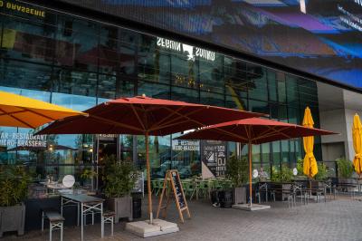 Tableau noir devant un établissement annonçant restauration, happy hour, musique live et club.