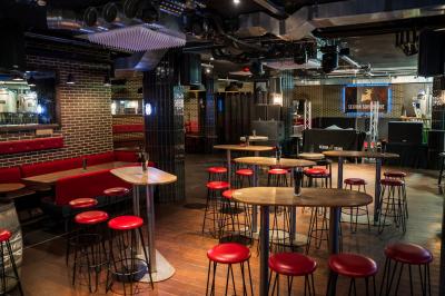 Miniature Location salle Boulogne-Billancourt (Hauts-de-Seine) - Seguin Sound #2 Terrasse extérieure d'un restaurant avec tables, chaises, parasols et végétation, vue à travers des feuillages.