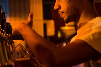 Miniature Location salle Boulogne-Billancourt (Hauts-de-Seine) - Seguin Sound #17 Terrasse extérieure d'un restaurant avec tables, chaises, parasols et végétation, vue à travers des feuillages.