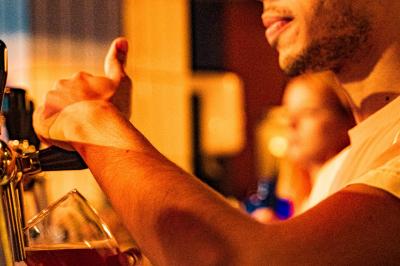 Miniature Location salle Boulogne-Billancourt (Hauts-de-Seine) - Seguin Sound #18 Terrasse extérieure d'un restaurant avec tables, chaises, parasols et végétation, vue à travers des feuillages.