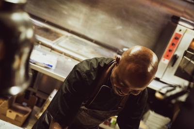 Miniature Location salle Boulogne-Billancourt (Hauts-de-Seine) - Seguin Sound #21 Terrasse extérieure d'un restaurant avec tables, chaises, parasols et végétation, vue à travers des feuillages.