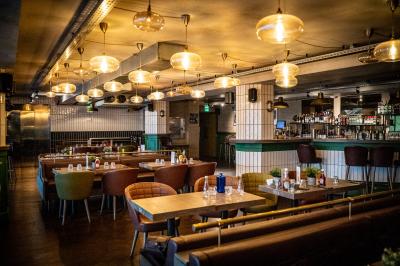 Miniature Location salle Boulogne-Billancourt (Hauts-de-Seine) - Seguin Sound #23 Terrasse extérieure d'un restaurant avec tables, chaises, parasols et végétation, vue à travers des feuillages.