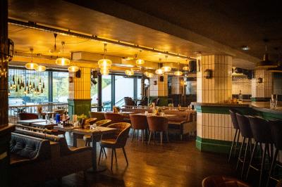 Miniature Location salle Boulogne-Billancourt (Hauts-de-Seine) - Seguin Sound #25 Terrasse extérieure d'un restaurant avec tables, chaises, parasols et végétation, vue à travers des feuillages.