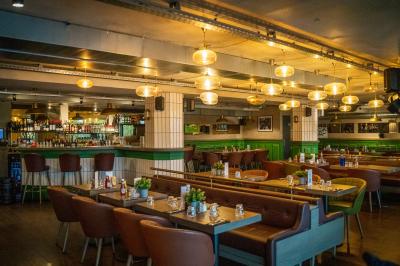 Miniature Location salle Boulogne-Billancourt (Hauts-de-Seine) - Seguin Sound #28 Terrasse extérieure d'un restaurant avec tables, chaises, parasols et végétation, vue à travers des feuillages.