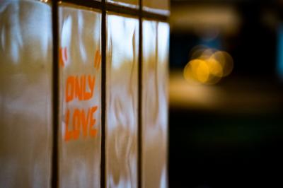Miniature Location salle Boulogne-Billancourt (Hauts-de-Seine) - Seguin Sound #30 Terrasse extérieure d'un restaurant avec tables, chaises, parasols et végétation, vue à travers des feuillages.