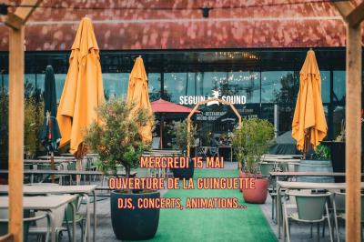 Miniature Location salle Boulogne-Billancourt (Hauts-de-Seine) - Seguin Sound #24 Terrasse extérieure d'un restaurant avec tables, chaises, parasols et végétation, vue à travers des feuillages.