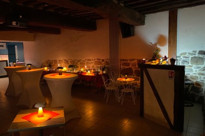 Deux grands arbres bordent une pelouse verdoyante sous un ciel partiellement nuageux.