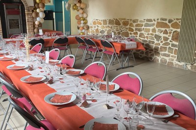 Deux grands arbres bordent une pelouse verdoyante sous un ciel partiellement nuageux.